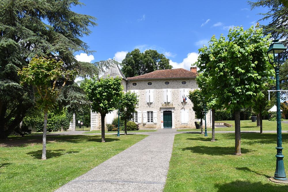 La mairie de Valentine (Haute-Garonne), bâtiment de pierre au fond d'un parc